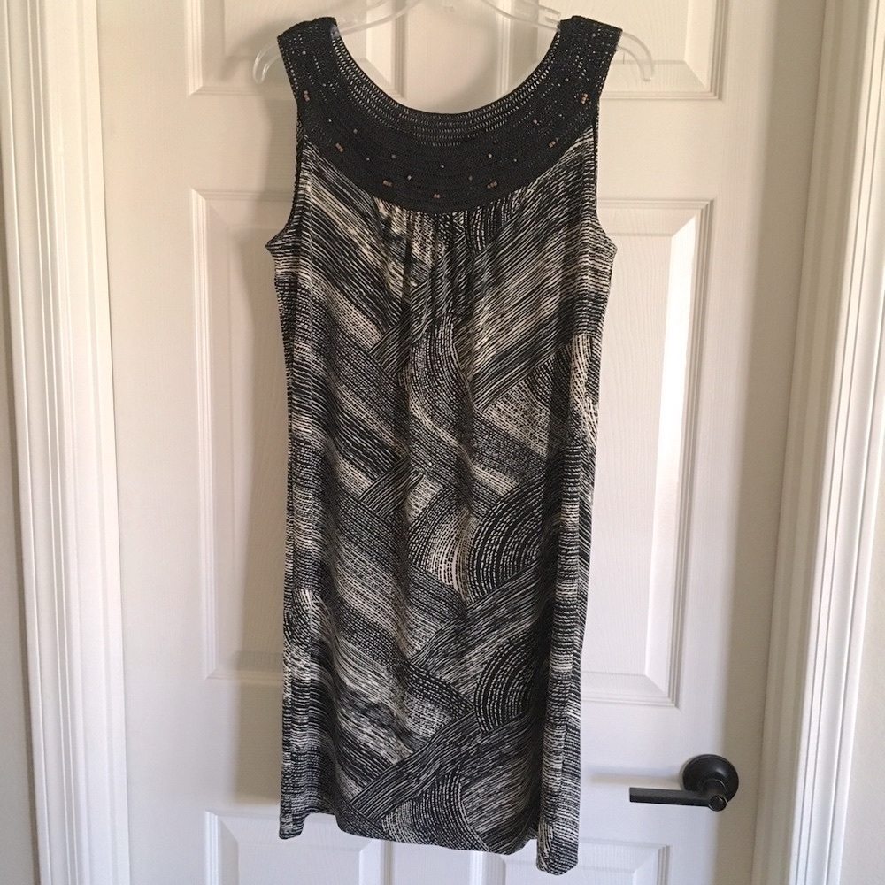 Dana Buchman easy summer travel dress with crocheted and wooden beaded collar